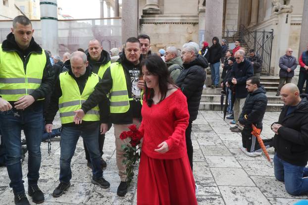 Split: Ana Fridrih Lekić među moliteljima na Peristilu izvela svoj performans