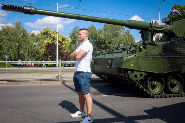 Zagreb: Građani se okupljaju duž trase vojnog mimohoda