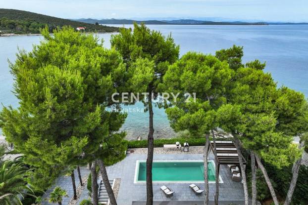 FOTO Vila na Dugom otoku je prvi red do mora i ima bazen! Pogodite za koliko se prodaje