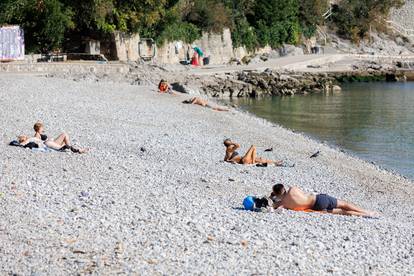 Fotogalerija s hrvatskih plaža: Diljem obale i dalje se kupaju