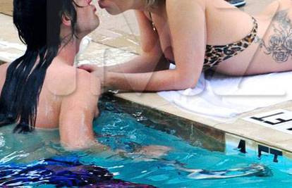 Lady GaGa ljubakala se u bazenu s bivšim dečkom...