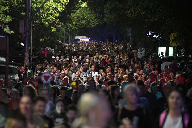 Zajedni&ccaron;ki prosvjed Osnovne &scaron;kole "Pavle Savi&cacute;", Pete beogradske gimnazije i Zrakoplovne akademije u Mirijevu