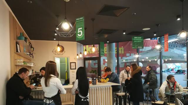Pevec otvorio prvi kafić u Zagrebu "Samofino"
