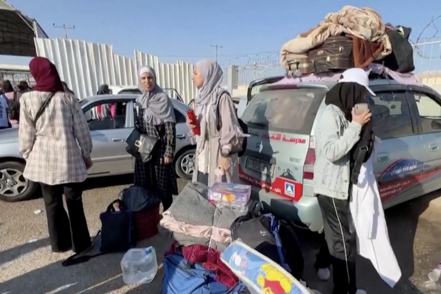 Palestinci se okupljaju na granici s Rafom, u nadi da će prijeći u Egipat