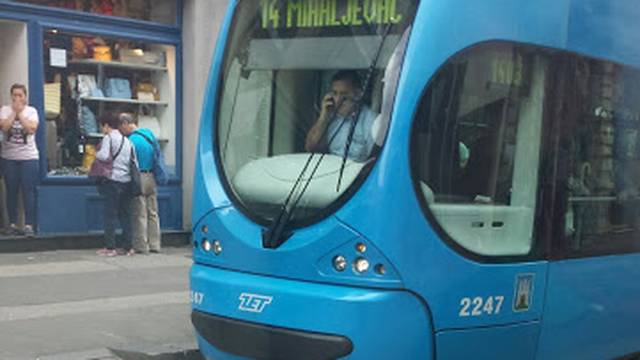 Za dlaku izbjegnuta tragedija: Muškarac legao ispod tramvaja