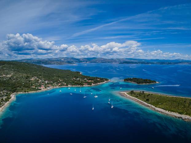 Fotografije iz zraka uvale Krknjaši na Drveniku Velom