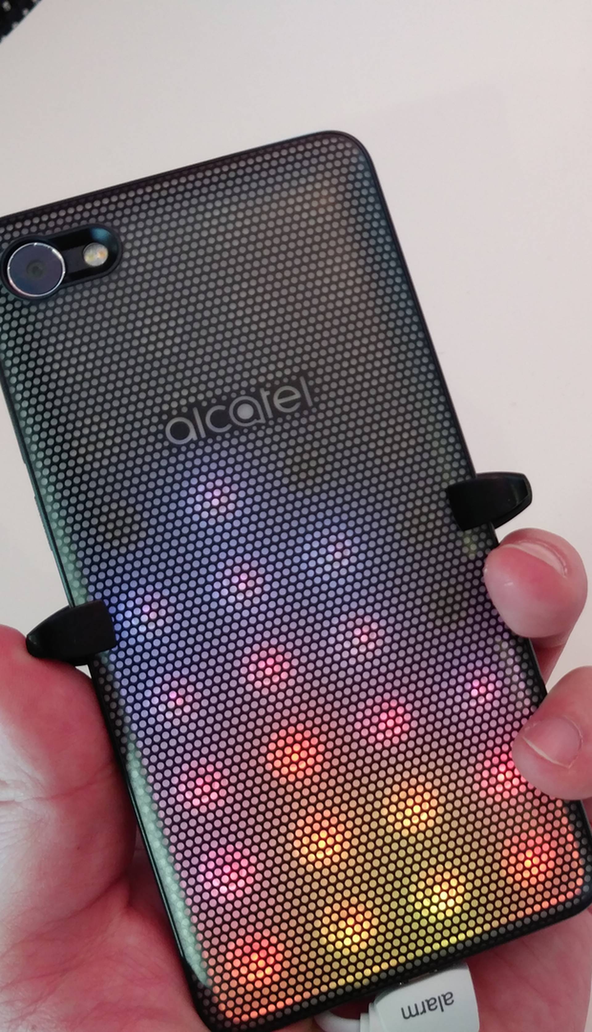 Disko telefon: Alcatel A5 LED u džep vam stavlja light-show