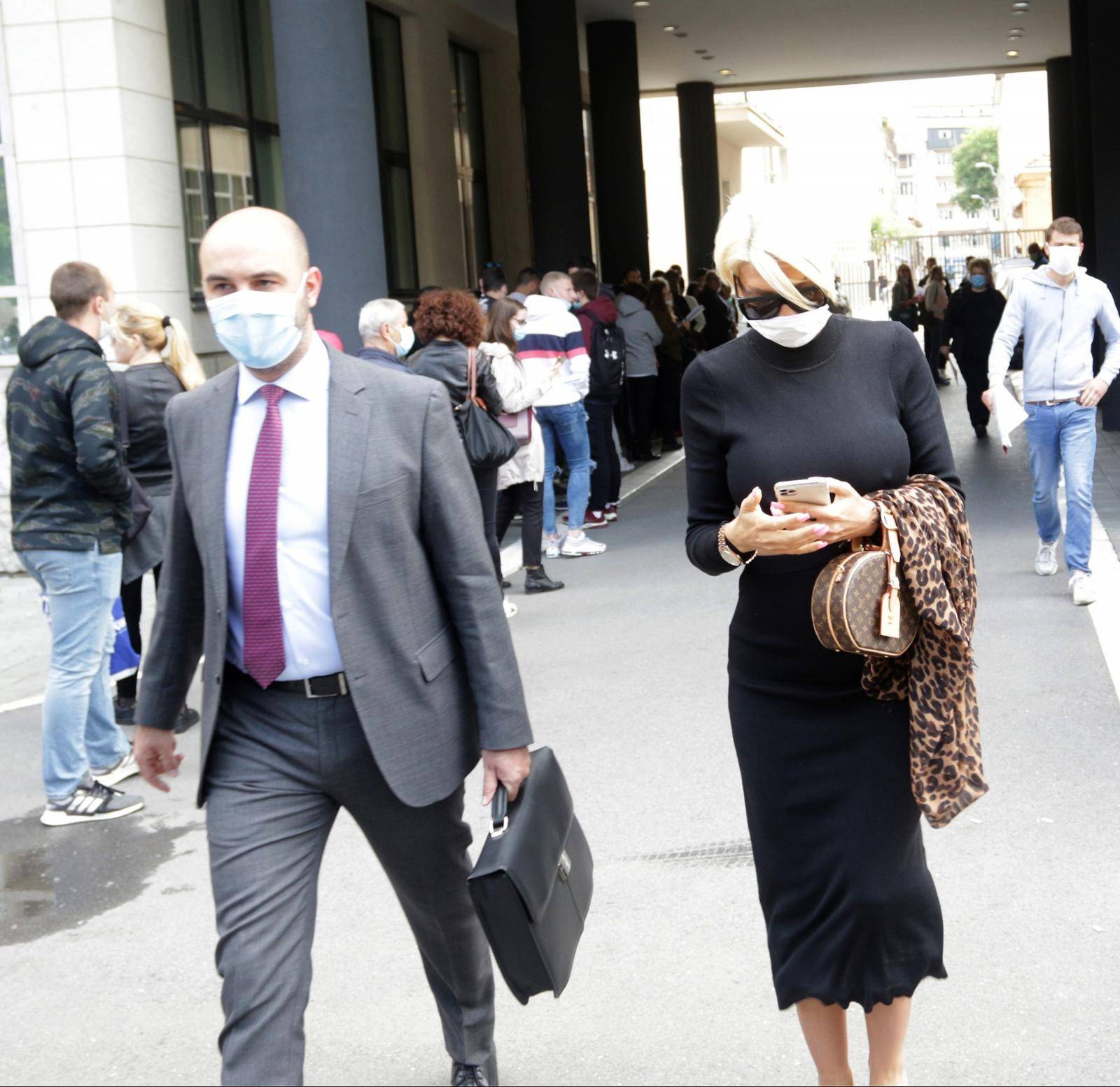 Jelena Karleusa in front of the First Basic Court in Belgrade.

Jelena Karlusa ispred Prvog osnovnog suda u Beogradu.