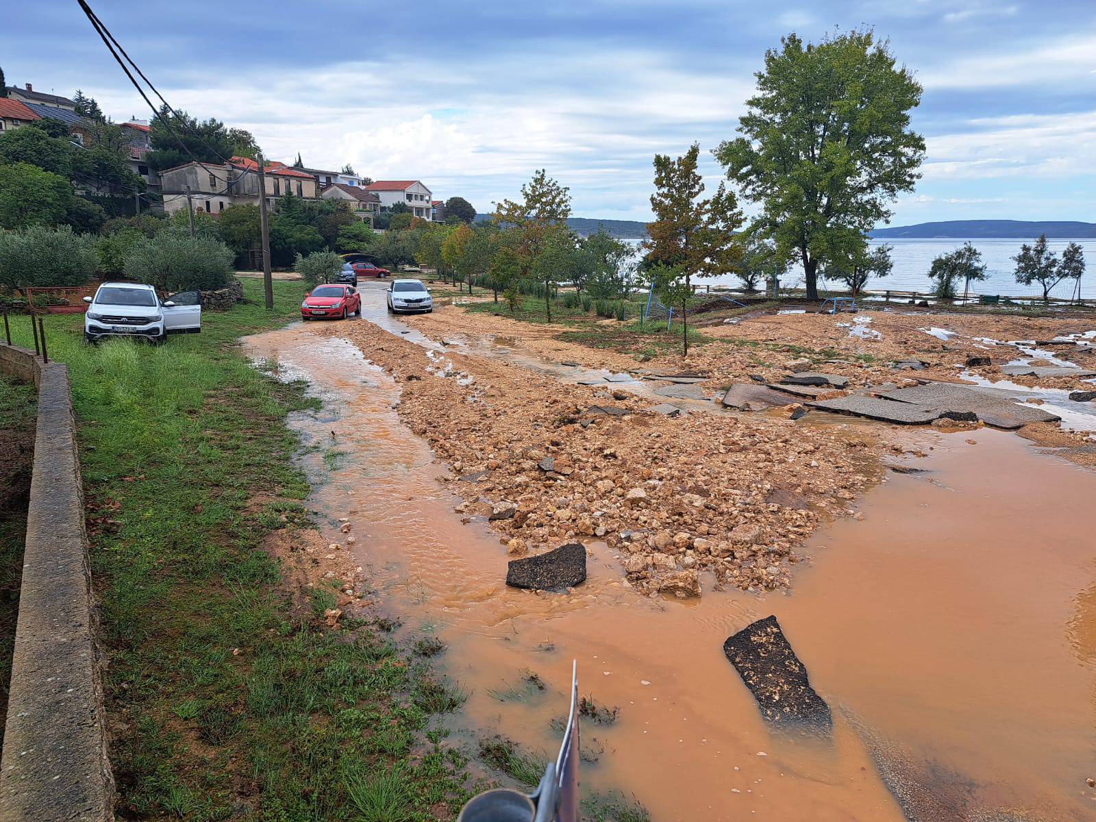 VIDEO Katastrofa kraj Obrovca: 'Umjesto ceste tu je sad rijeka...  plaže nema, kao da je izbrisana'