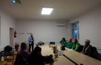 Gerontodomaćice u akciji: Policija ih uči kako prepoznati online prevare i zaštititi starije