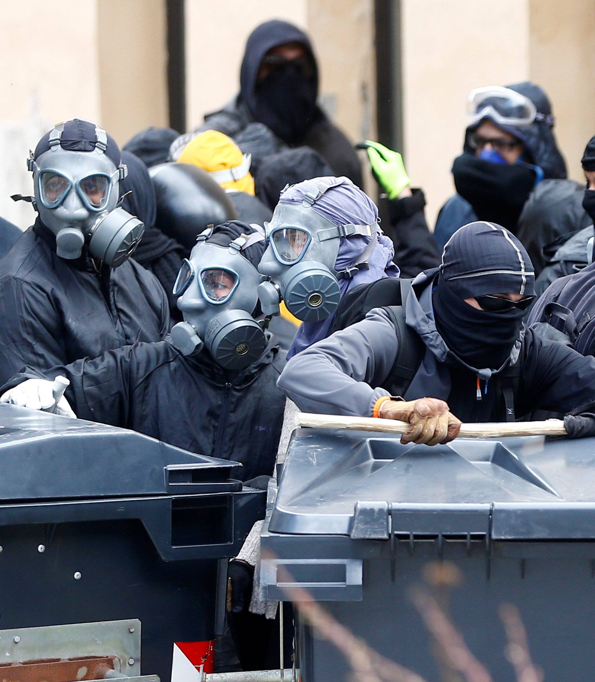 Sukob policije i prosvjednika: Ne žele ogradu na granici