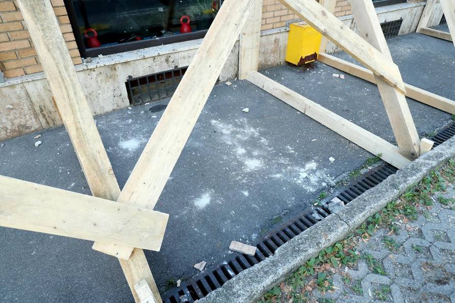 Zagreb: Vatrogasci izvrÅ¡ili podupiranje napukle fasade sa drvenom graÄom