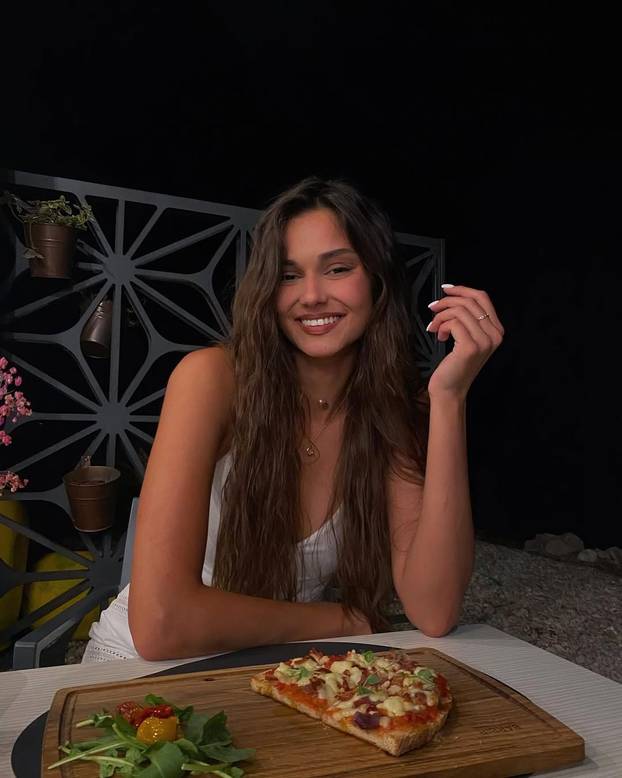 FOTO Laura Gnjatović odradila nastup u badiću: Evo kako je izgledala prije pet godina...