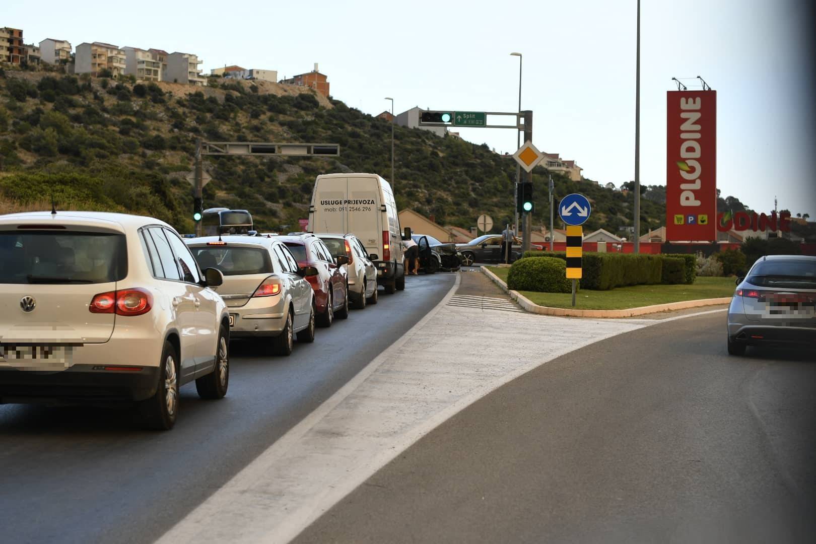 U Zatonu kod Šibenika sudarili se policajci i dva automobila, na terenu je hitna, ceste blokirane