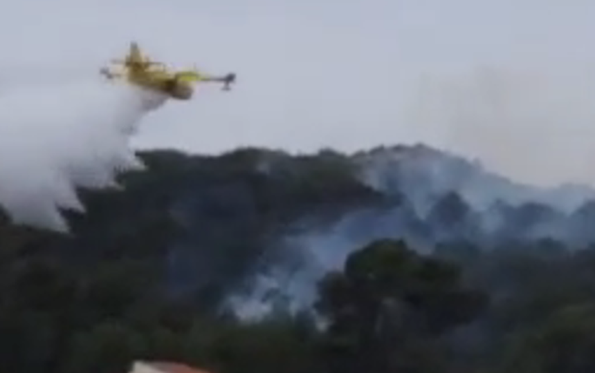 Kanader gasio nisko raslinje i borovu šumu na otoku Ugljanu