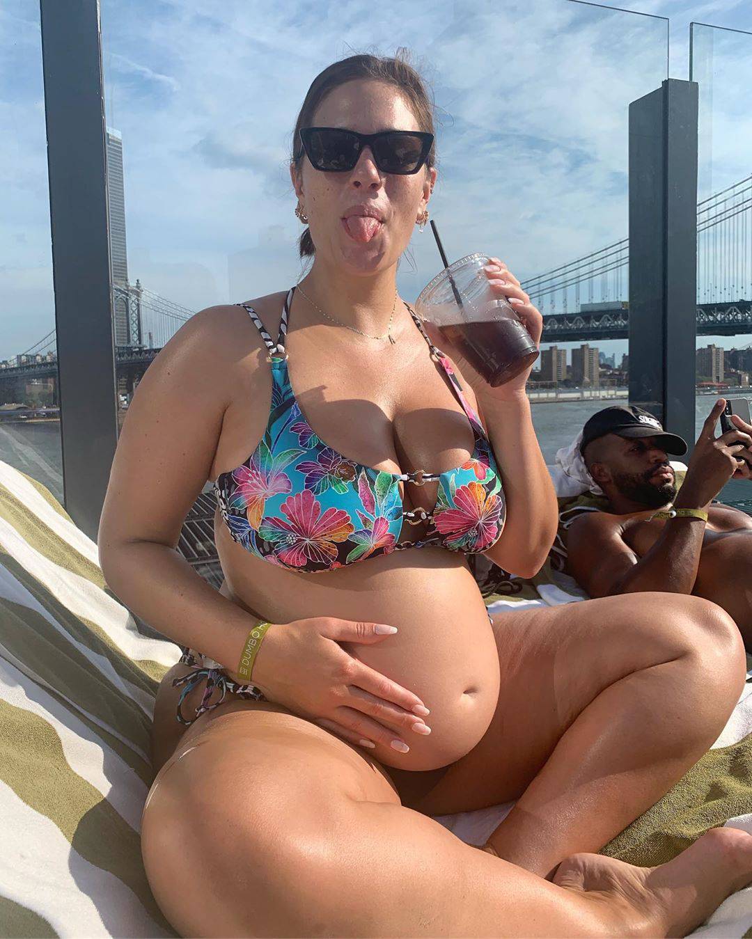 Plus size Ashley uživa na plaži: Pokazala je trudnički trbuščić