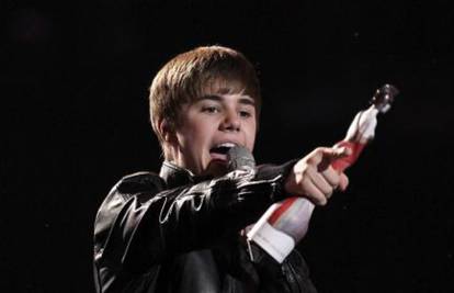 Justinu Bieberu zamjerili su se programeri i prijeti im tužbom
