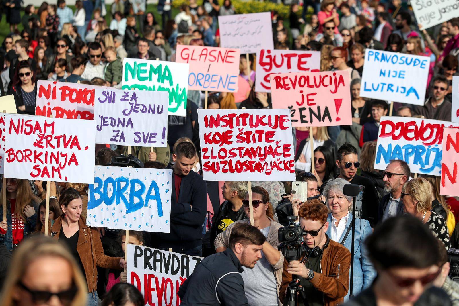 Zagreb: Na Trgu kralja Tomislava odrÅ¾an prosvjed "Pravda za djevojÄice"