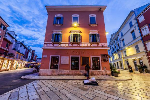 Gradske fotografije u sumrak grada Rovinja