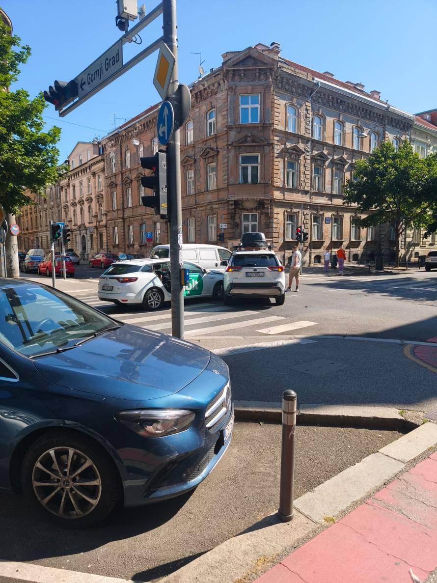 FOTO Teška nesreća u Zagrebu: 'Vidio sam tri razbijena auta'