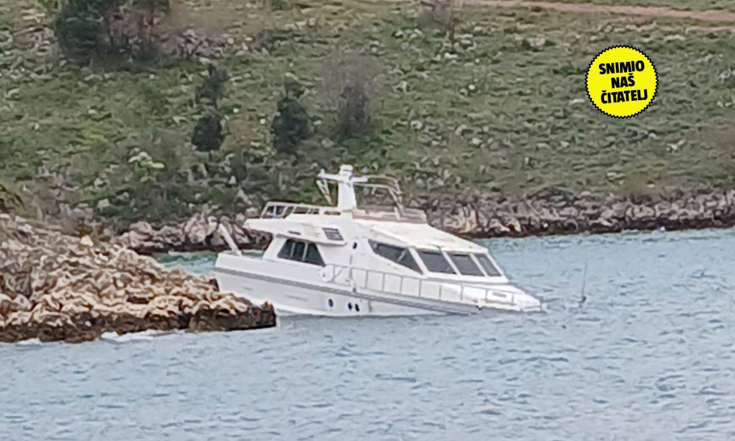 Misterij jahte na Krku: Ostavili je prije godinu dana, ne zna se tko je vlasnik, sad počela tonuti