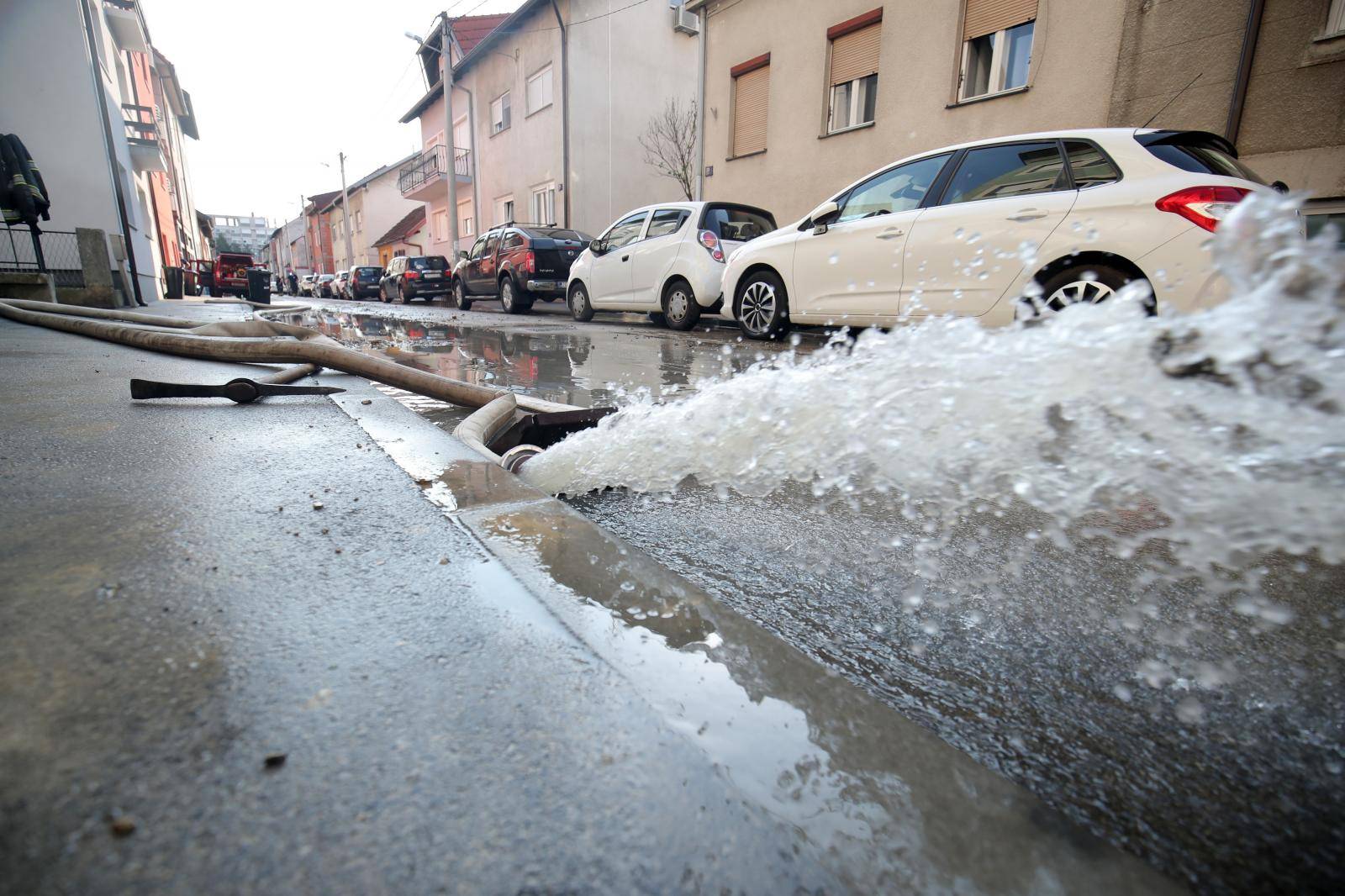 Zagreb: Zbog puknute cijevi u Selskoj poplavljen dio gradske četvrti trešnjevka sjever