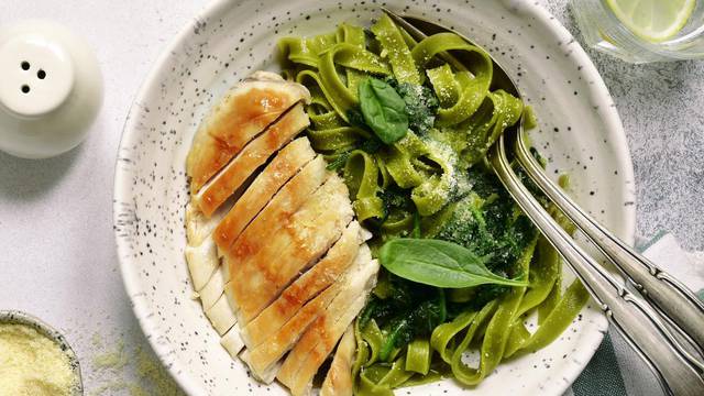 Ideja za večeru: Domaći zeleni rezanci s piletinom i povrćem