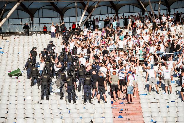 Split: Interventna policija ispratila "navija&ccaron;e" nakon utakmice Hajduk i Dinamo 