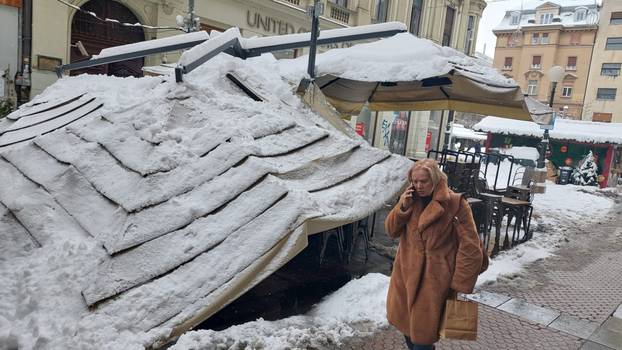 FOTO Evo kako se urušila tenda kafića u centru Zagreba