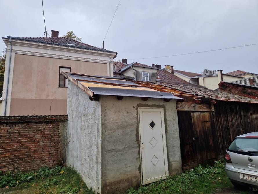 Kaos zbog nevremena: Kolona na obilaznici u Zagrebu 8 km, vjetar srušio stablo na autobus