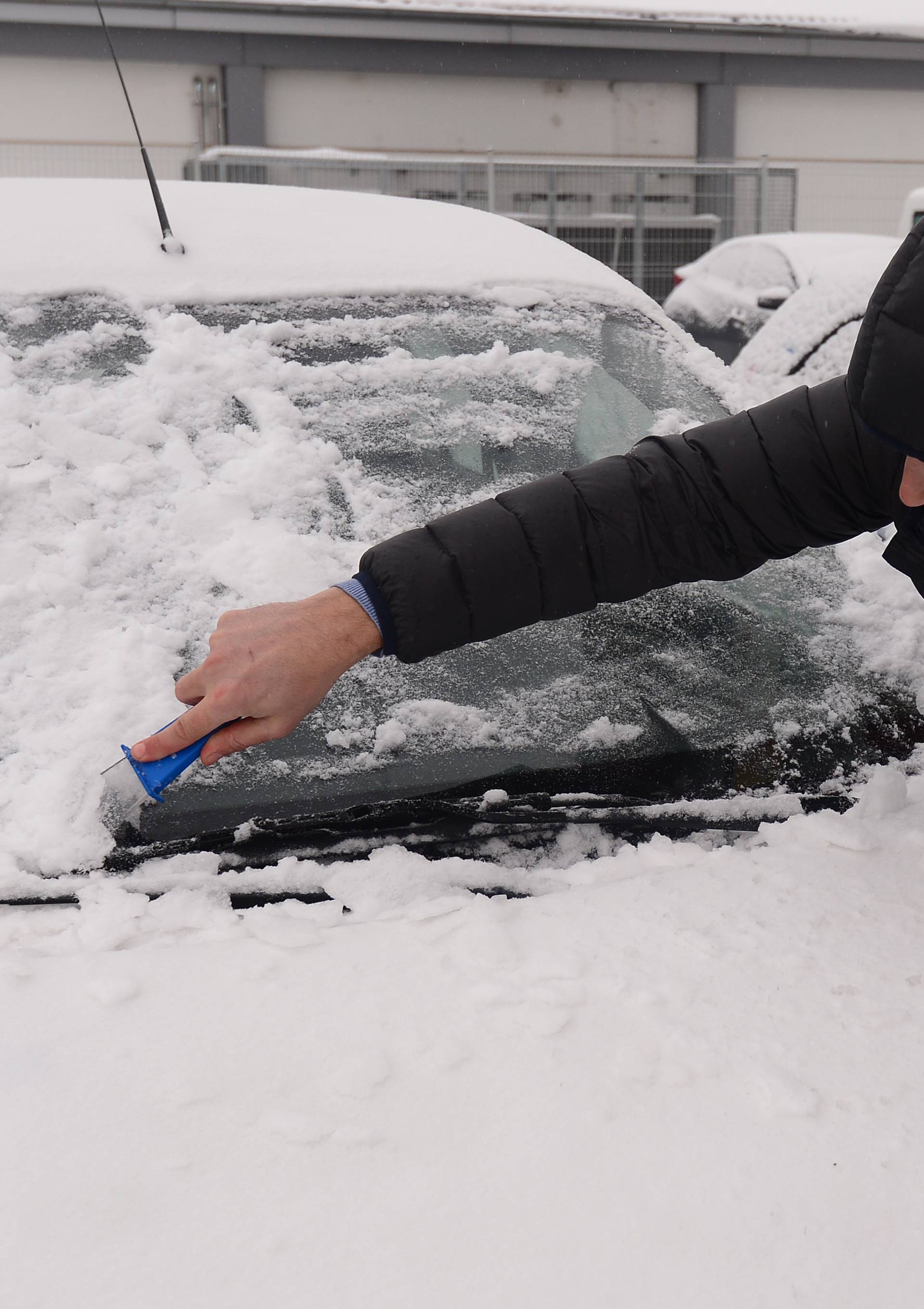 Karton, čarape i trikovi koji će pomoći u čišćenju leda s auta
