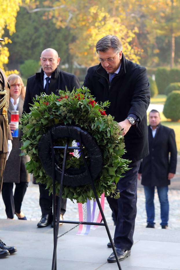 U prigodi blagdana Svih svetih, predsjednik Vlade Andrej Plenković sa suradnicima obišao Gradsko groblje Mirogoj 