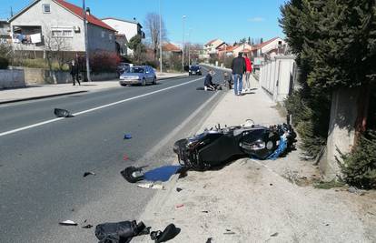 Sudar u Sinju: Motorom se zabio u auto i završio u zidu