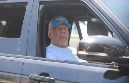 Bruce Willis rijetko kad izlazi u javnost, a sad je u Los Angelesu snimljen u vožnji s prijateljima