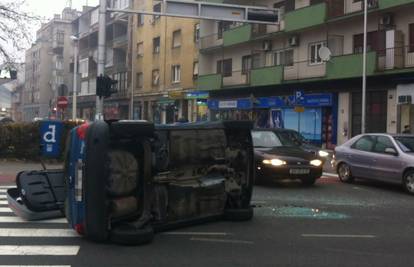 Nakon sudara s kombijem Twingo je završio na boku 