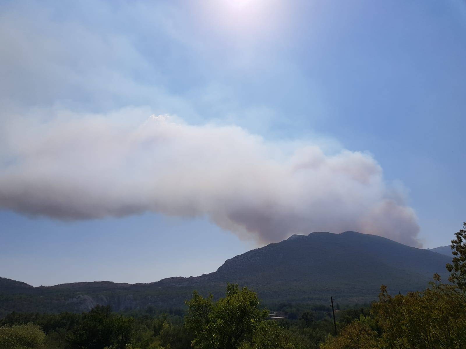 Vatra se širi: Dvije kuće skoro izgorjele, turisti spašavali aute