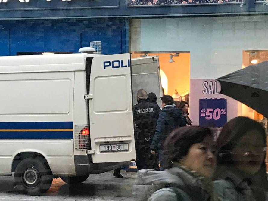 Muškarci se potukli kod kafića, policija ih okružila te privela