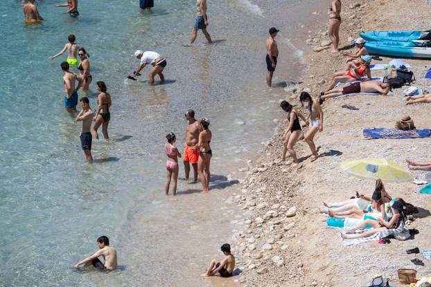 Plaže u Dubrovniku pune su kupača 