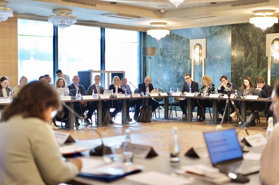 Vaniček-Fila upozorava: 'Lažne AI naslovnice prijetnja su novinarima i demokraciji'