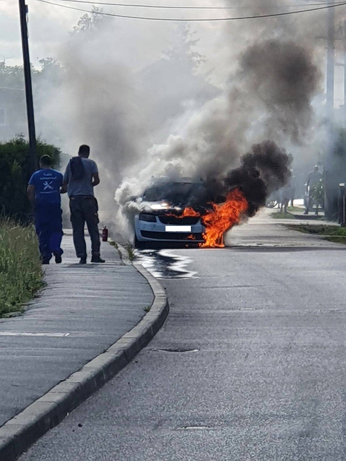 U Svetoj Nedelji izgorio novi BMW 5, a u Brezovici Škoda