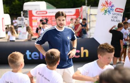 Najpoznatiji hrvatski sportski brk zaigrao graničara s djecom na finalu Sportskih igara mladih