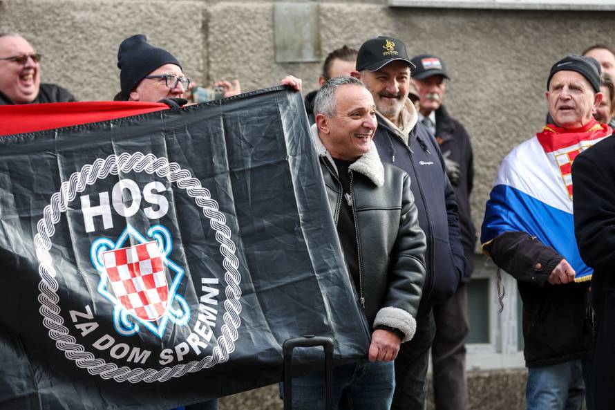 Prosvjednici  su stigli pred stan Tomislava Tomaševića i najavili  da će pjevati Thompsonove pjesme 