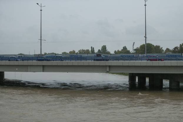 Zagreb: Rijeka Sava izlila se iz korita zbog velikih oborina