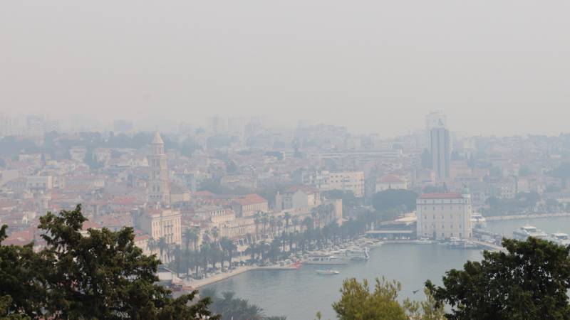 Dim požara širi se Dalmacijom: Stariji i djeca neka stave masku ili neka ne izlaze na otvoreno...