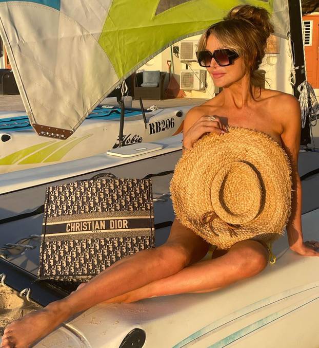 FOTO Ova TV voditeljica (57) ne prestaje šokirati: Od puknutih hlača na guzi pa do toplesa...