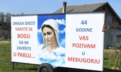 VIDEO Ovo je plakat u dvorištu kuće u Koprivnici: 'Vratite se Bogu da ne završite u paklu'