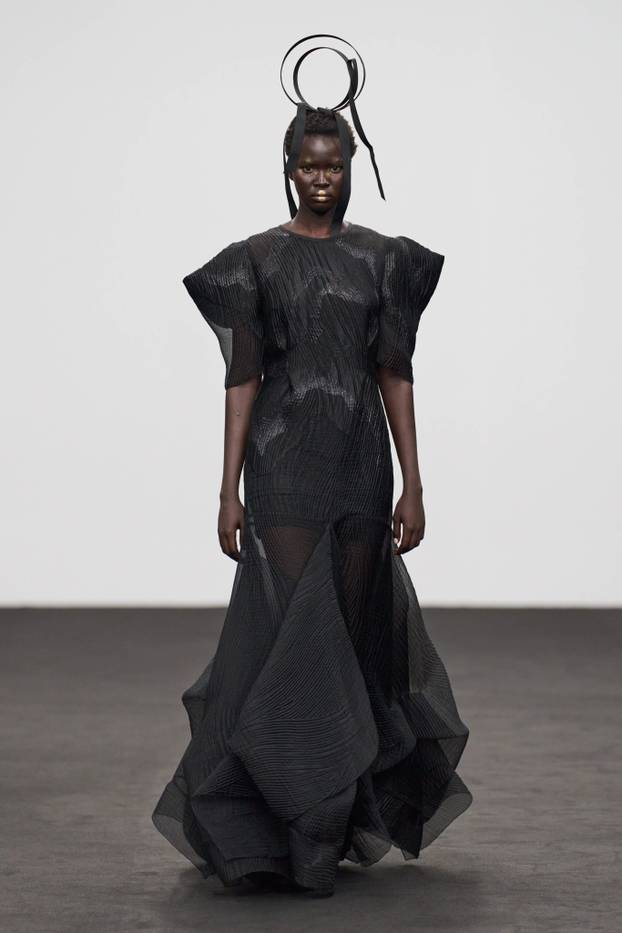 Divne kreacije: Pogledajte reviju Ksenije Vrbanić u Dubaiju