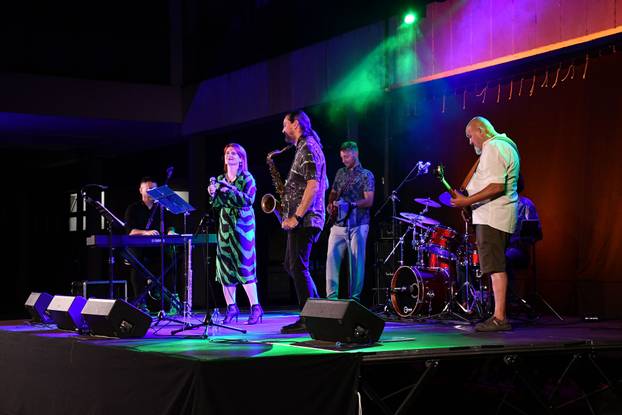 Slavonski Brod: Koncert  jazz sastava Sing Song Swing na pozornici Brodskog glazbenog ljeta