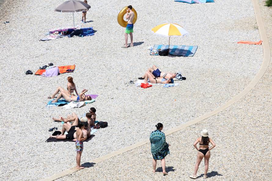 Rijeka: Građani osvježenje od vrućina i sparine potražili na plaži Ploče