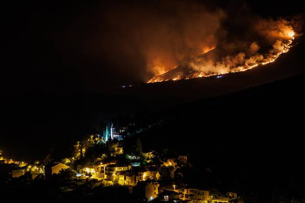 Sitno Donje - Pogled na mjesto Sitno Donje i vatrenu frontu. 